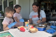 2025-2026-Teens4Animals-Council-member-helping-keiki-at-the-Keiki-Critters-workshop